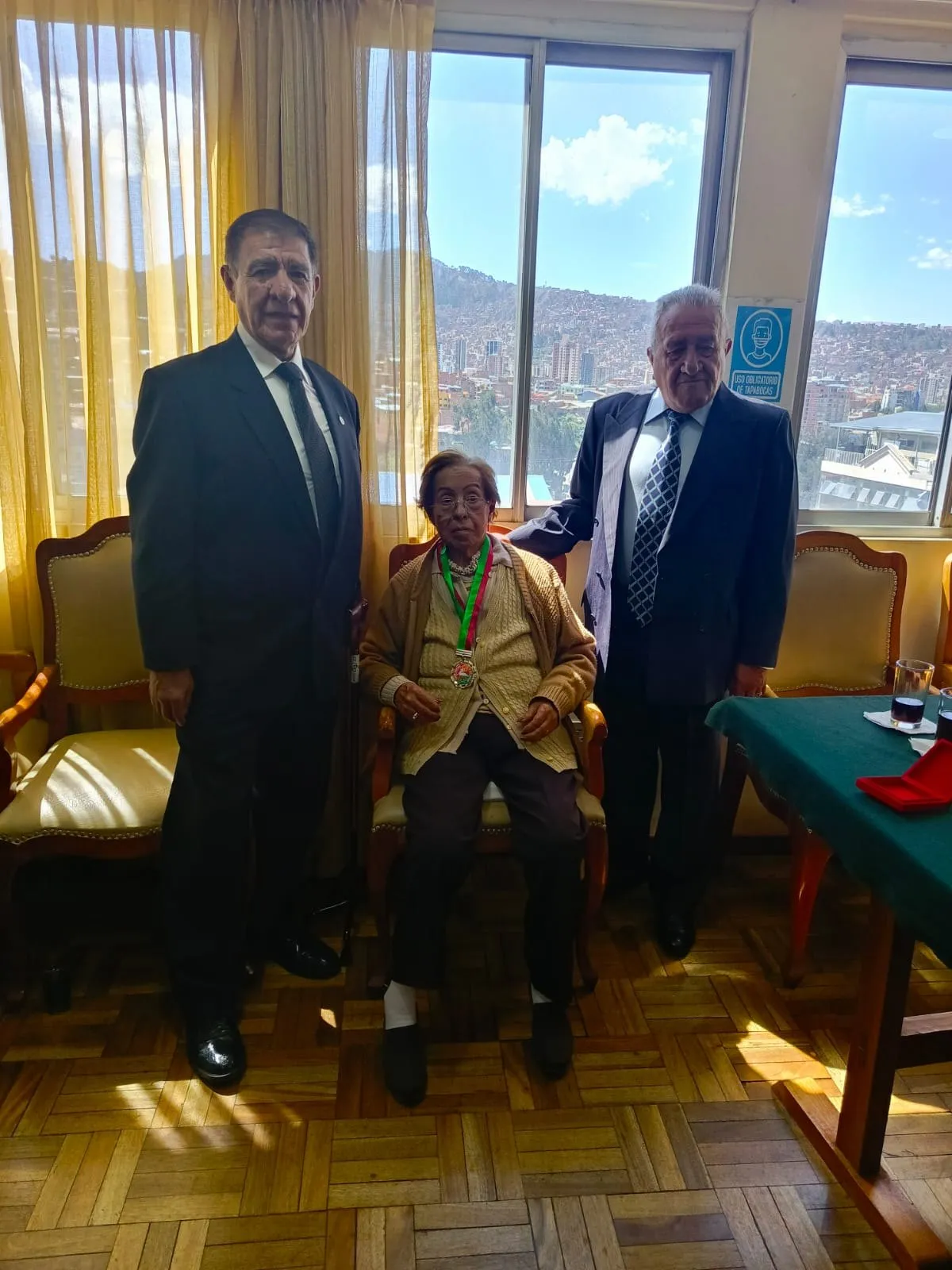 Directorio del club junto a una socia homenajeada